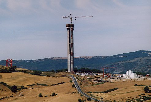 Une pile en juillet 2003. Sur la route, vous voyez notamment une camionnette type trafic, pour donner l'chelle...